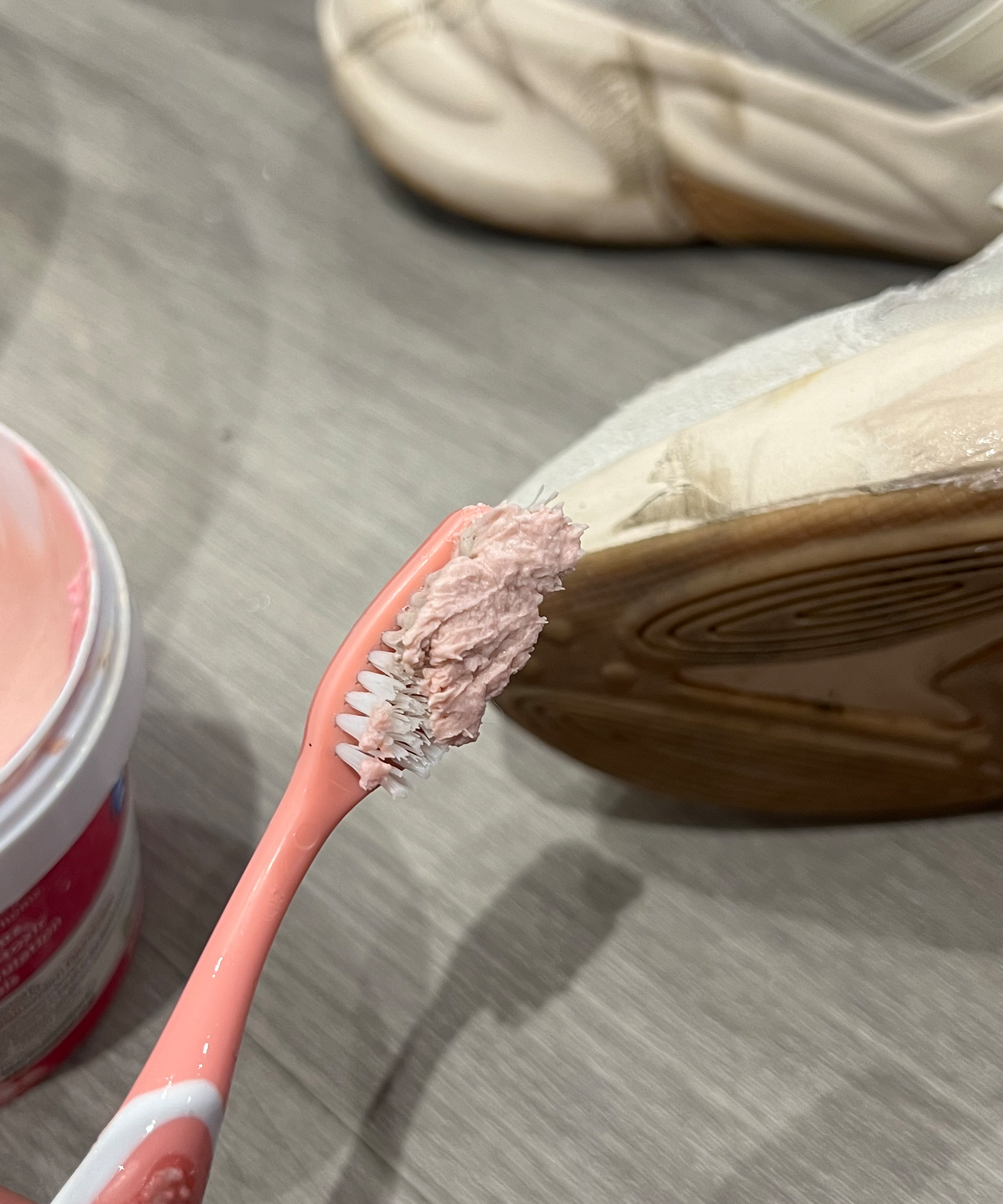Sikat gigi merah muda dengan Pink Stuff Paste