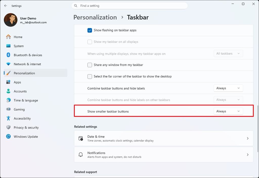 Settings window showing the Taskbar personalization options. "Show smaller taskbar buttons" is highlighted with a red box.