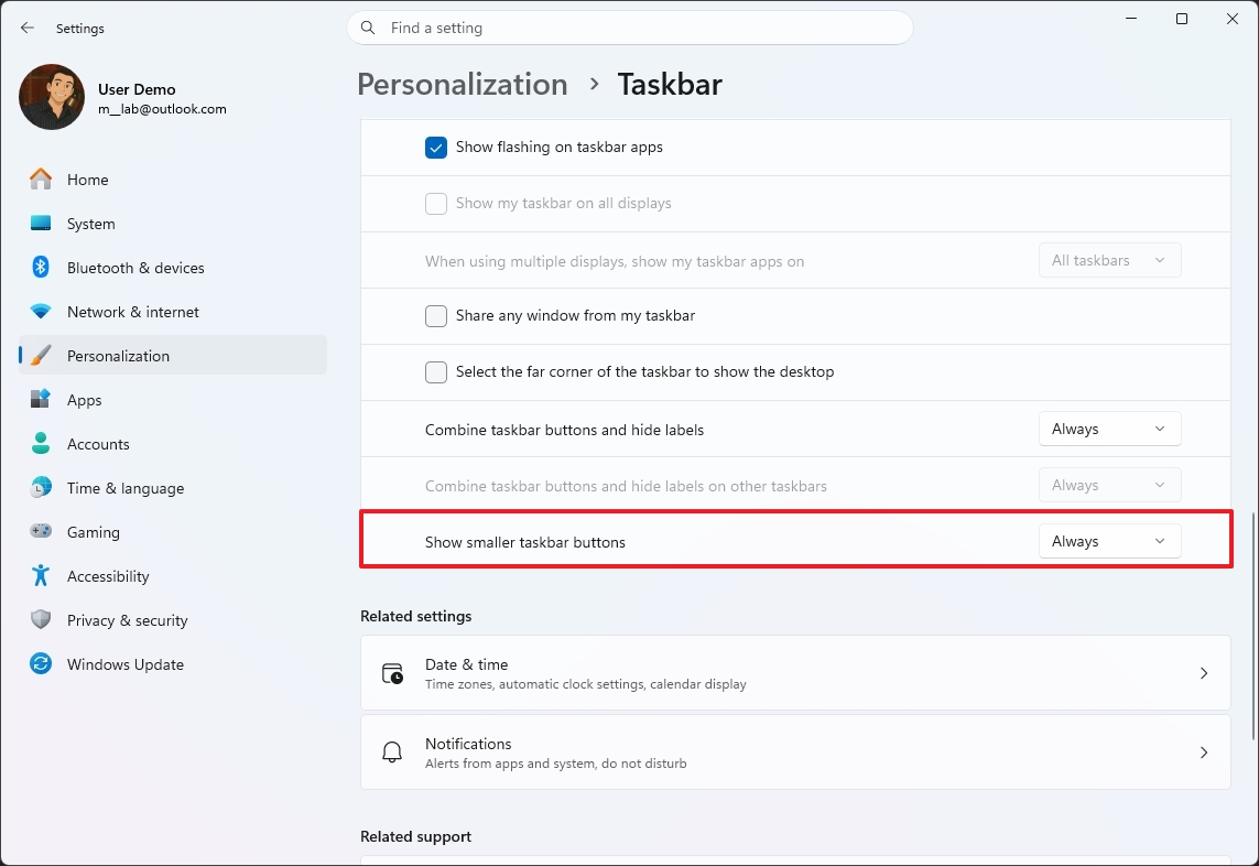 Settings window showing the Taskbar personalization options. "Show smaller taskbar buttons" is highlighted with a red box.