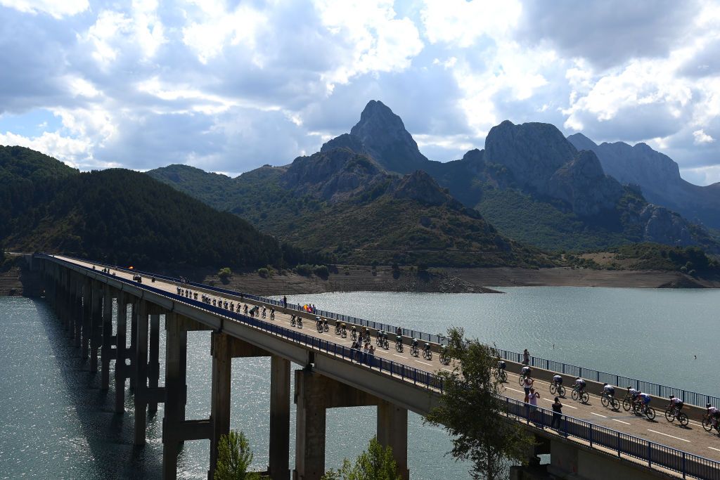 CISTIERNA SPAIN AUGUST 26 A general view of the peloton passing through a bridge at Riao dam during the 77th Tour of Spain 2022 Stage 7 a 190km stage from Camargo to Cistierna LaVuelta22 WorldTour on August 26 2022 in Cistierna Spain Photo by Tim de WaeleGetty Images