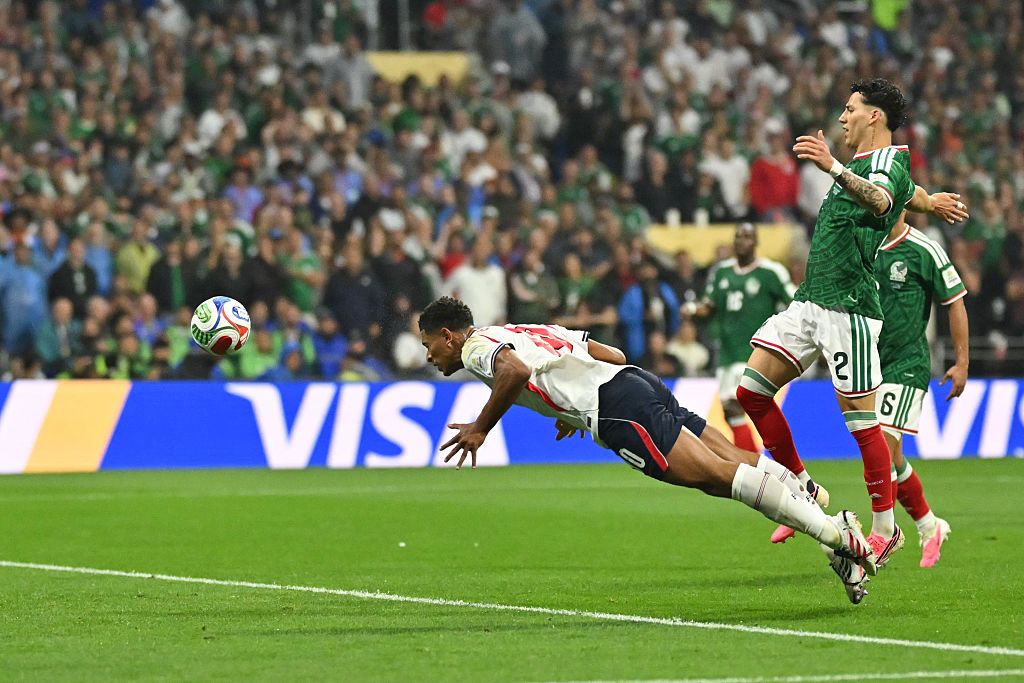 Jude Bellingham marcou um de seus dois gols no primeiro tempo contra o México