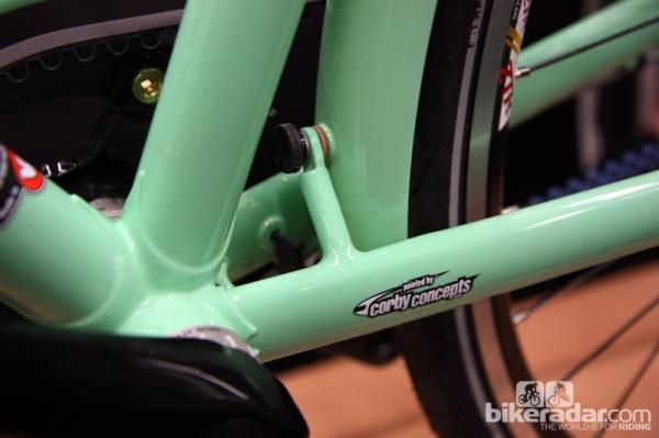 The single-arm fender mount is a nice touch on this Shamrock Cycles city bike. Note the internally routed wire for the rear light as it bridges the chain stay and fender, too.