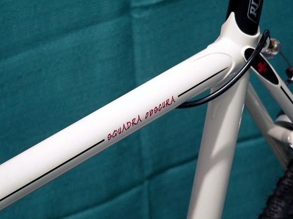 Jonny Cycles covers their frames in suitably elegant paint along with perfectly applied pinstriping, as in this case.