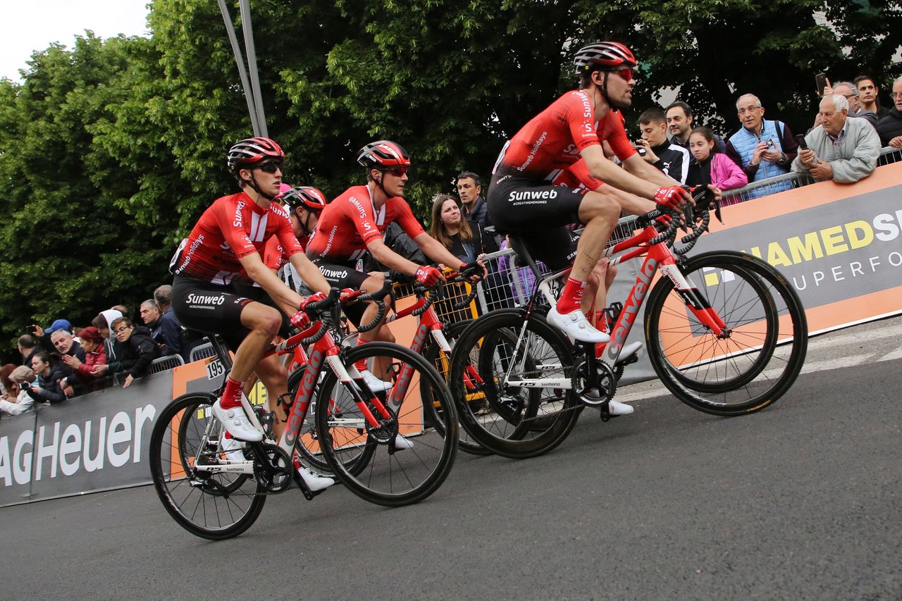 Team Sunweb rally around Tom Dumoulin after his crash