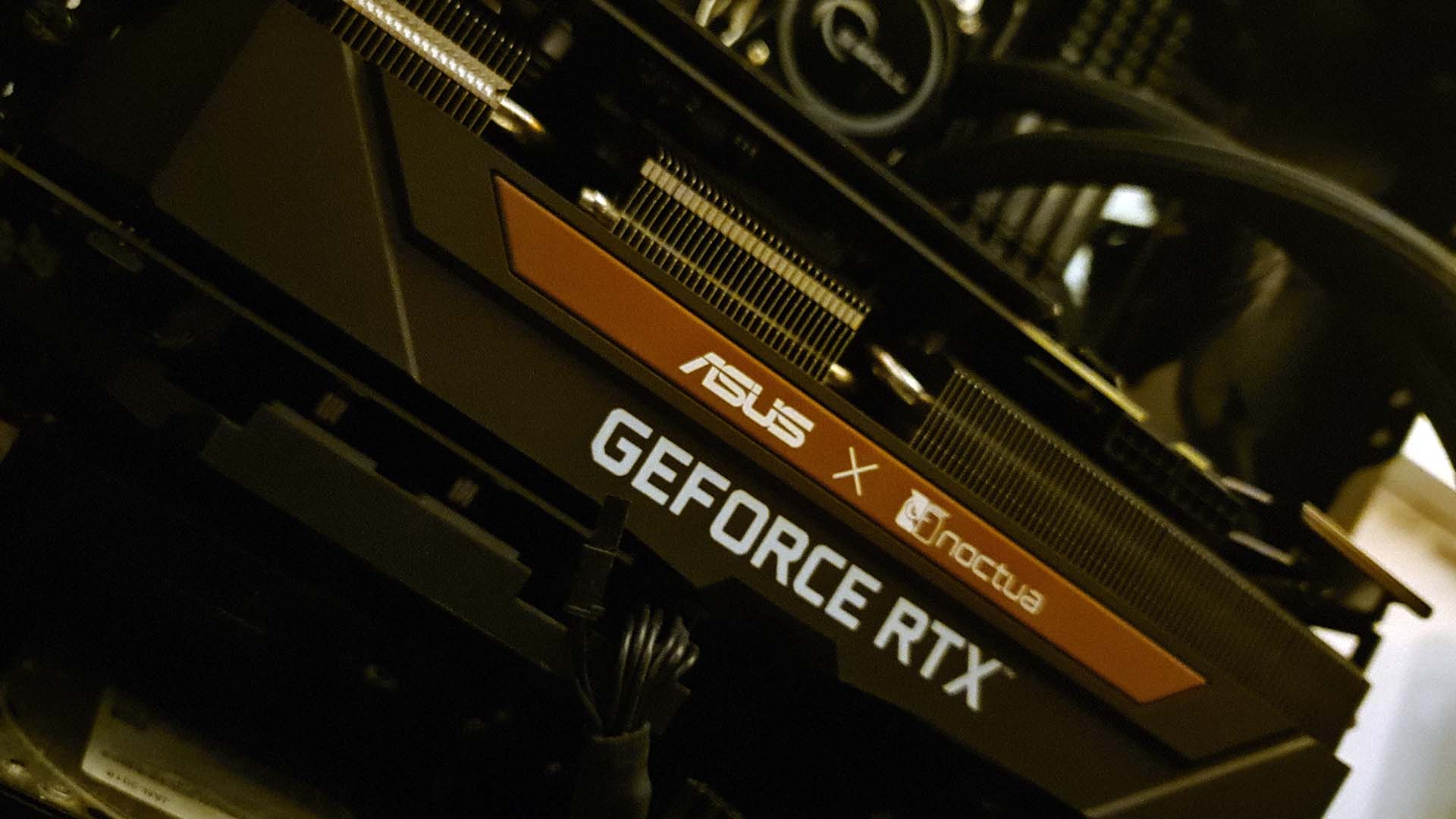 La Asus GeForce RTX 3070 Noctua OC Edition dentro y alrededor de una carcasa de PC
