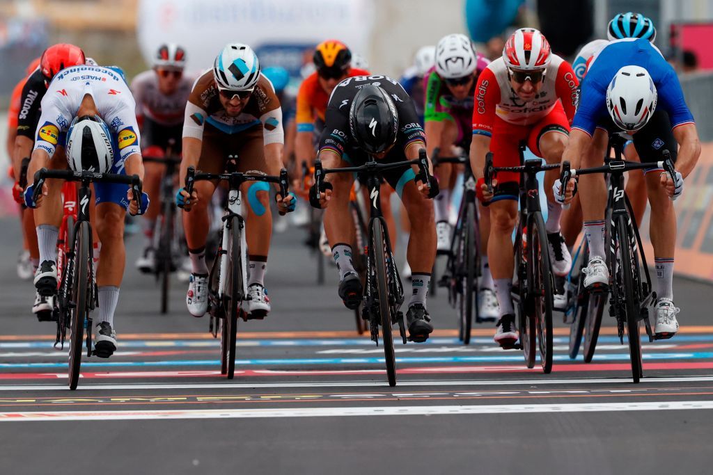 Arnaud Demare wins stage 4 at Giro d&#039;Italia