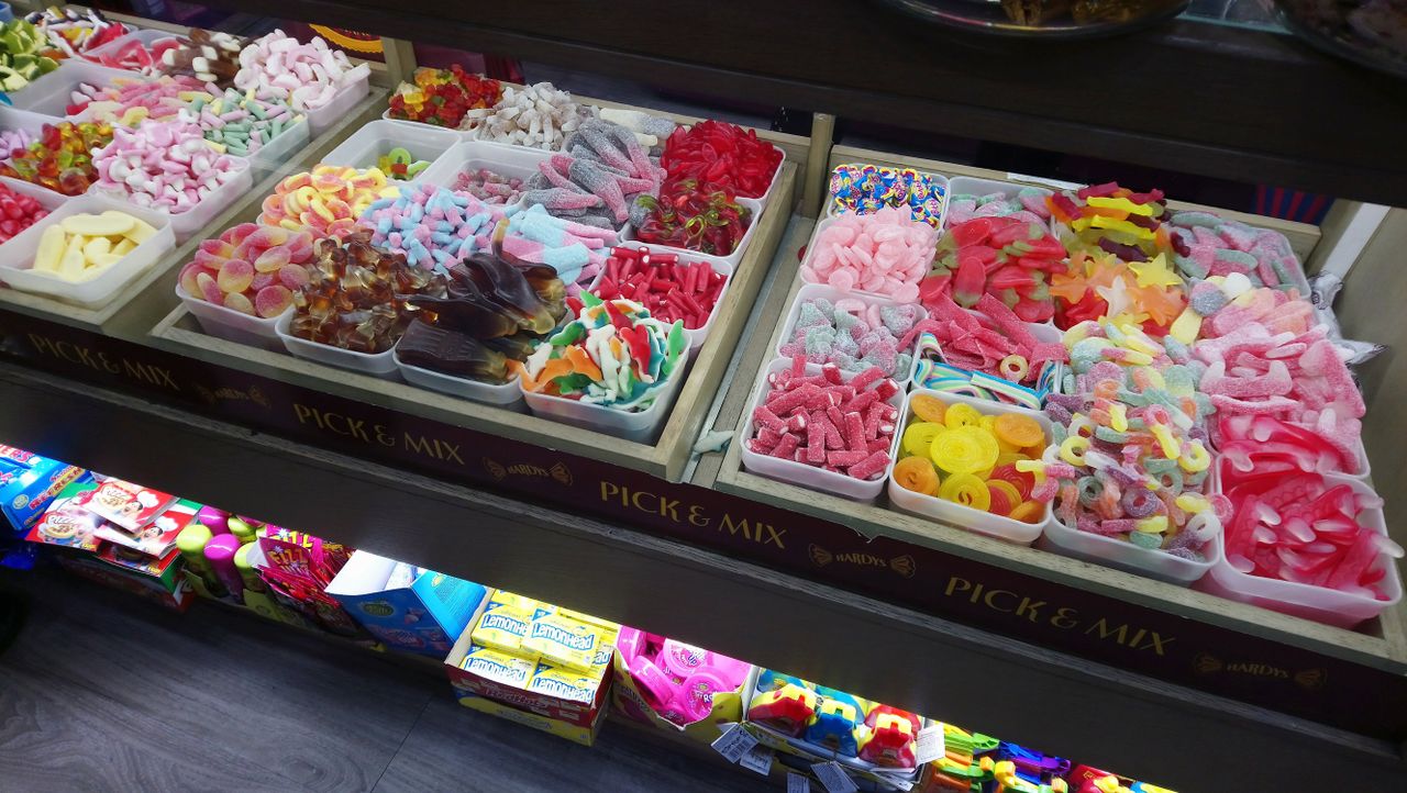 Overall this indoor shot has come out clear with good color, but zoom in on any particular candy and you&rsquo;ll often see graininess and soft edges. Again, the extreme edges of the picture are less focused than they should be.