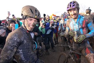 Sven Nys and Adam Craig in the finishing straight following SSCXWC 2016.