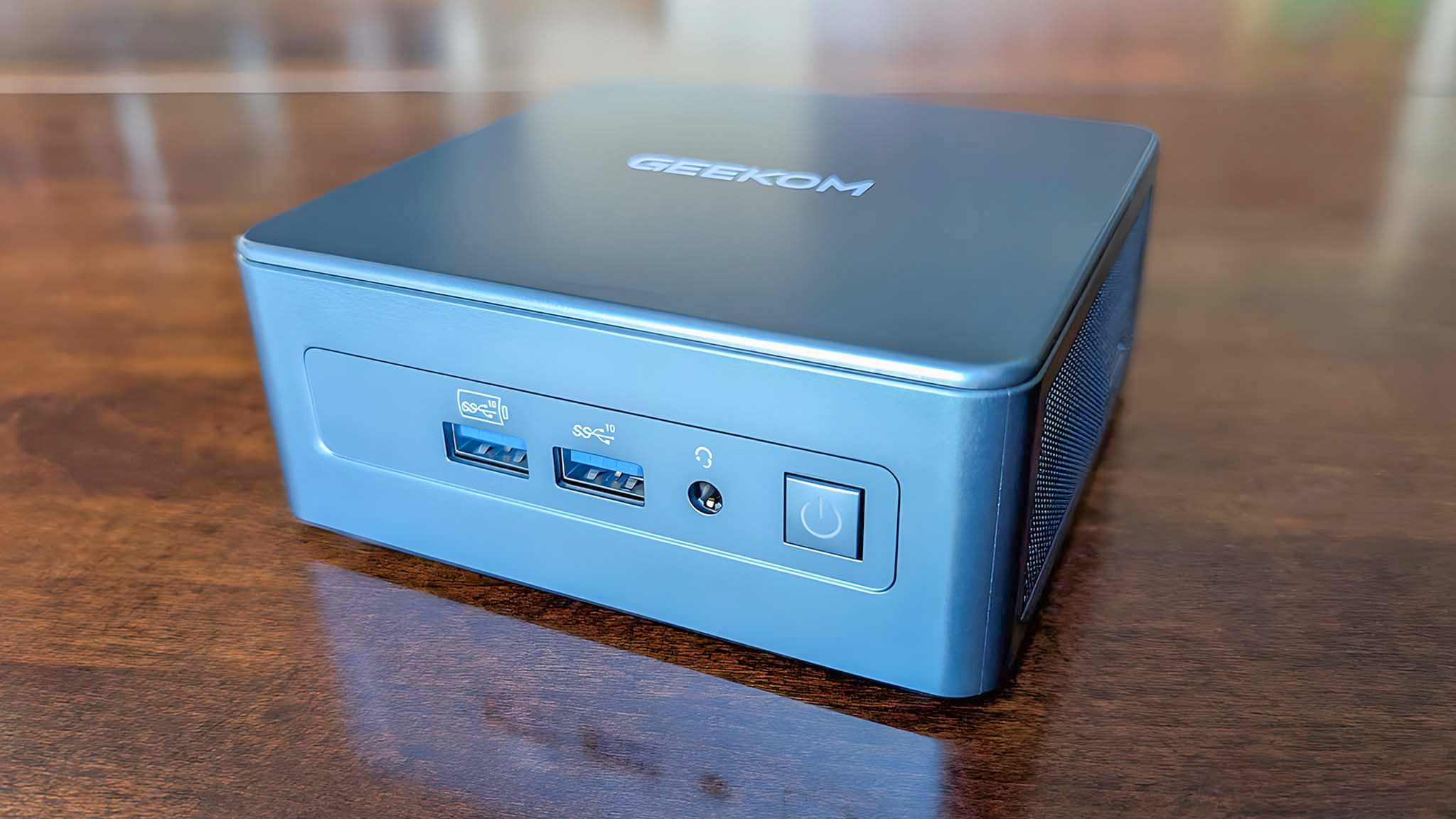 Geekom IT13 front ports. 