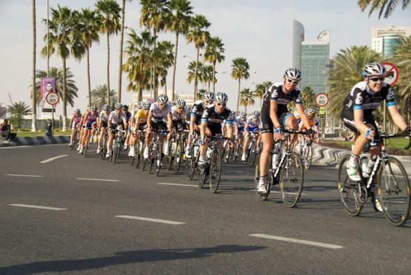 The peloton head towards the finish