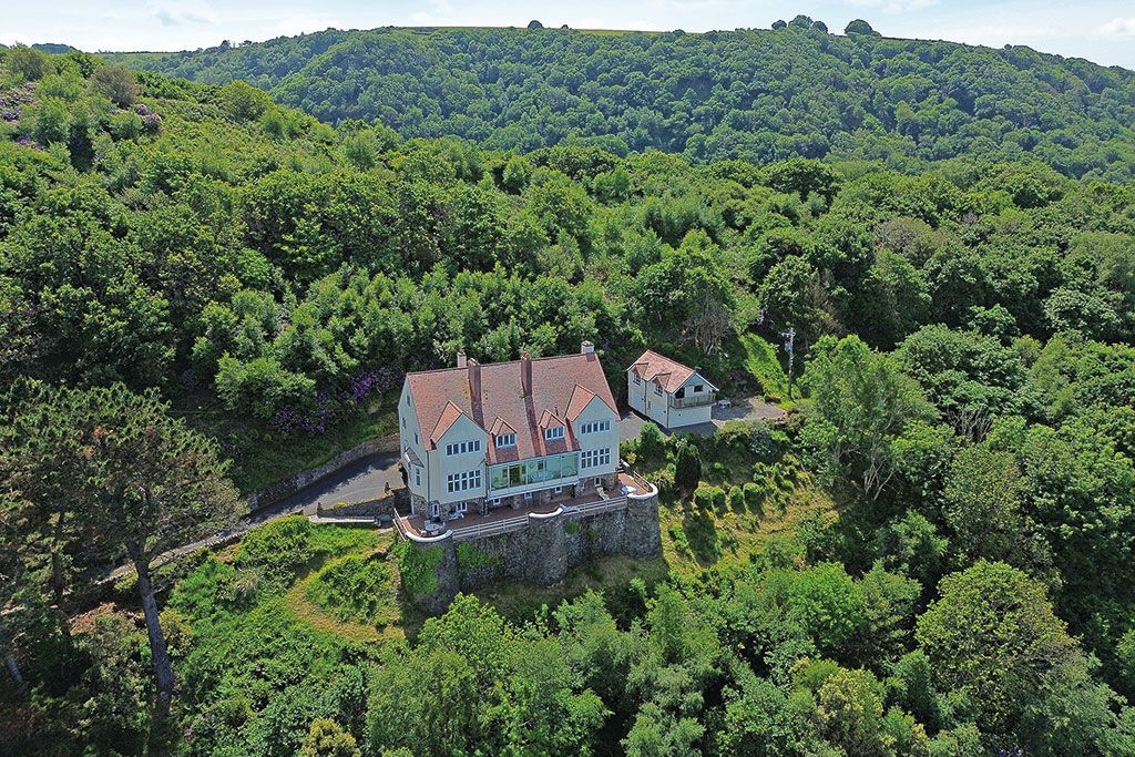 Houses for sale in elevated locations: The Beacon, Countisbury Hill, Lynmouth, Devon