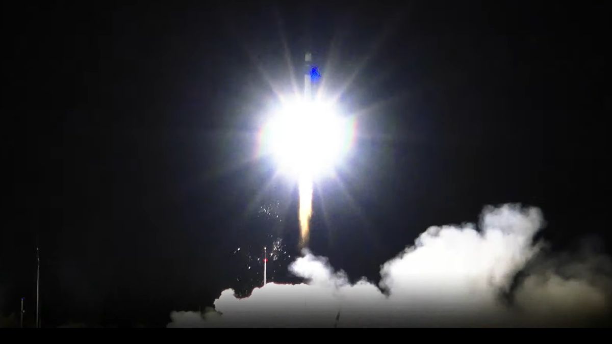 Rocket Lab spúšťa komerčný radarový satelit pri dramatickom nočnom štarte (video)