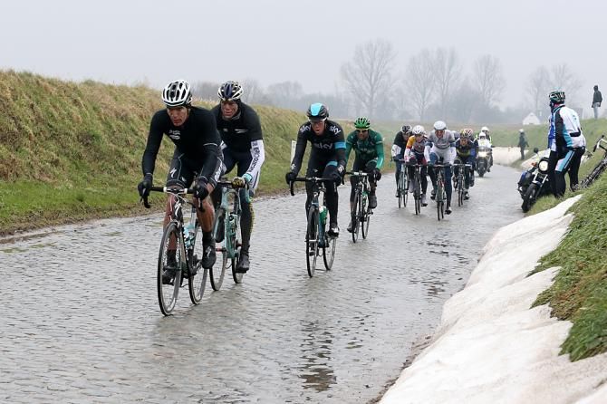 Cracks show in the break on the Holleweg