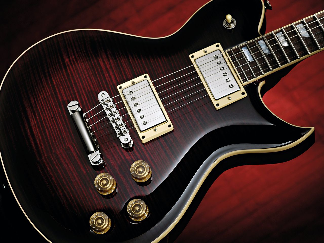 The rich, dark burst is particularly attractive thanks to the underlying mahogany