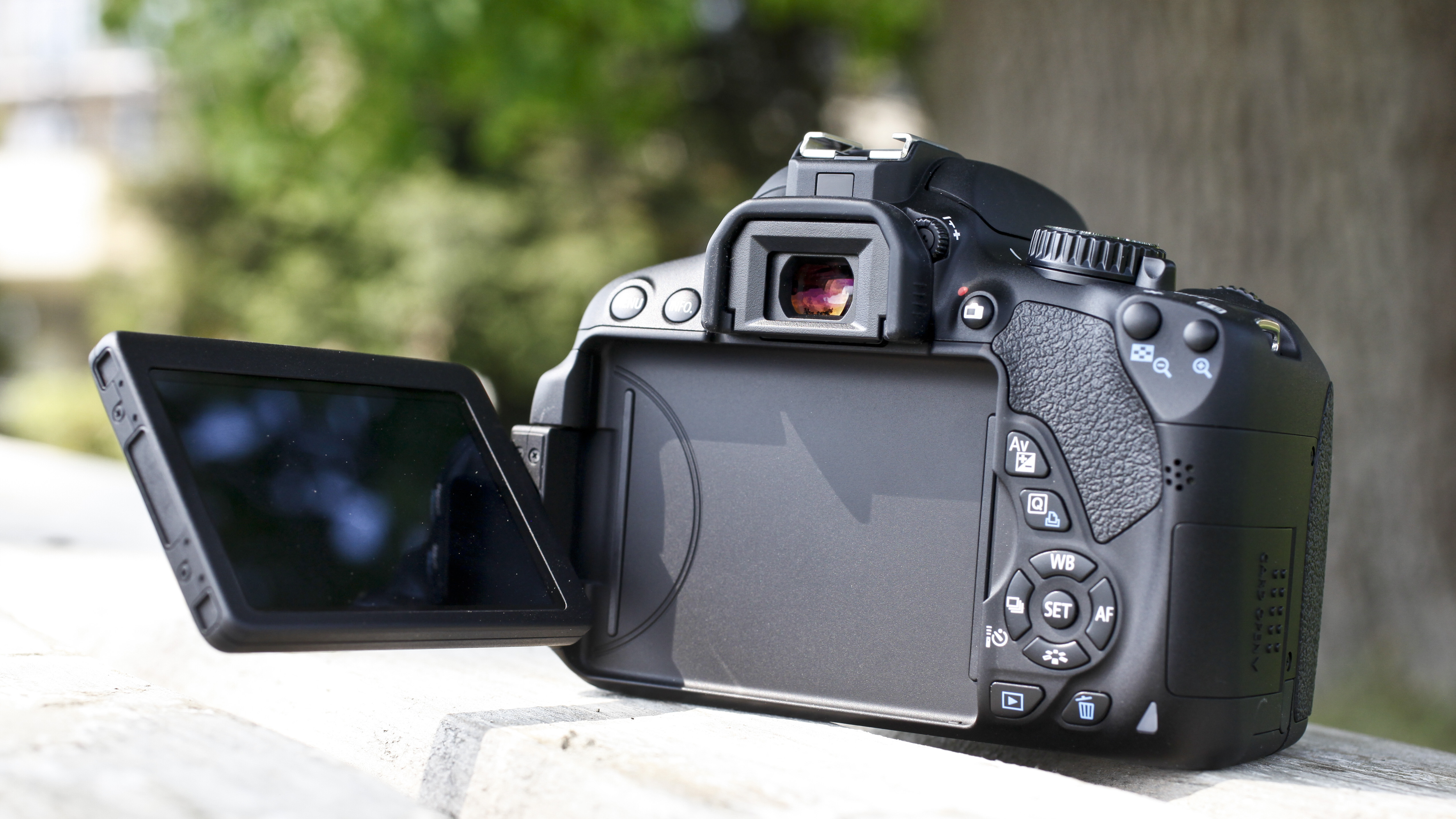 Canon EOS M vs Canon EOS 650D