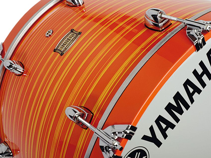 The bass drum has classic-style claw hooks on the solid-colour wooden hoops.