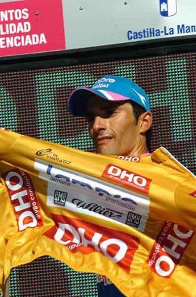 Bennati gets to test out the first golden jersey of the 2007 Vuelta.