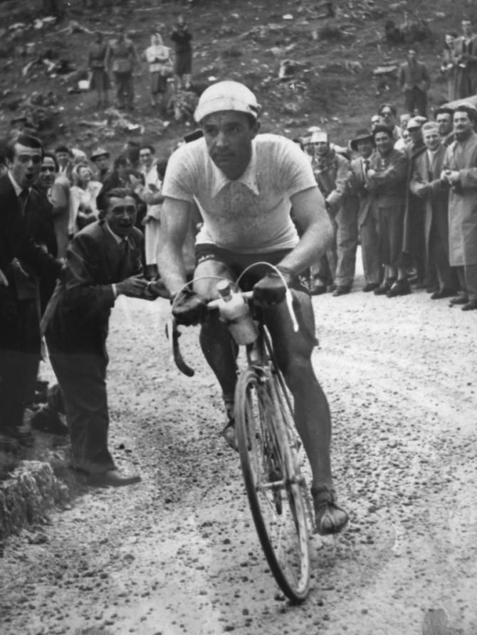 ADolfo Leoni in the pink jersey during the 1949 Giro d'Italia