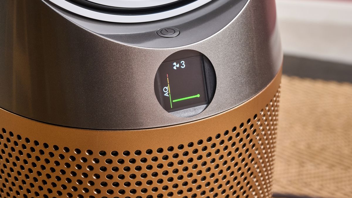 The circular screen on the front of the TP09 shows the current air quality reading in graph form.