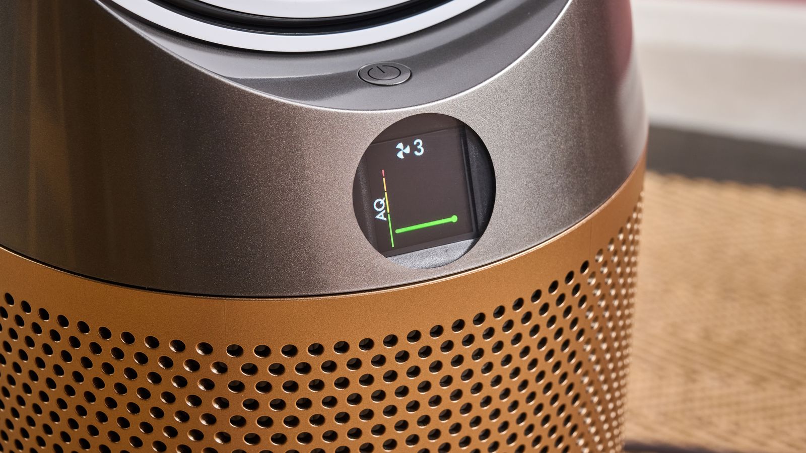 The circular screen on the front of the TP09 shows the current air quality reading in graph form.