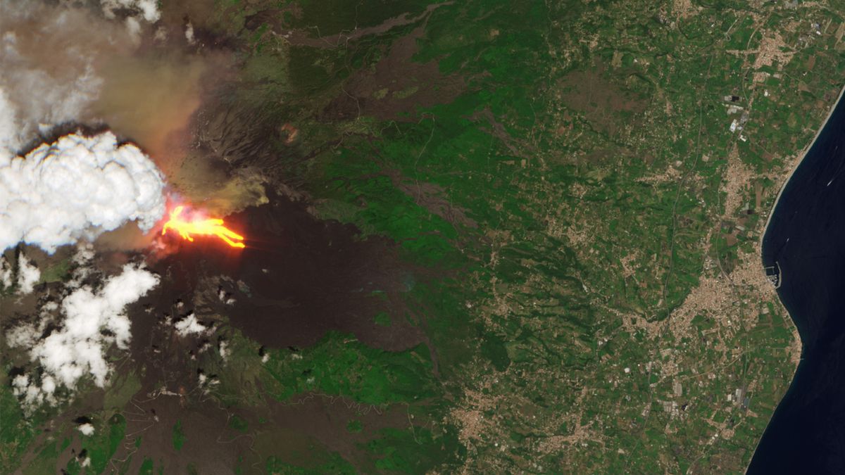 'River of fire' flows from Mount Etna during 'crazy' explosive outburst — Earth from space