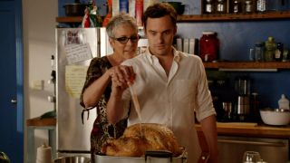 Jamie Lee Curtis helping Jake Johnson base a turkey in New Girl.