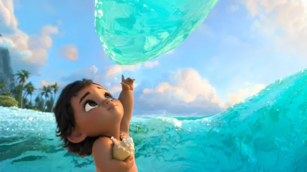 Bébé Moana interagissant avec l'océan à Moana.