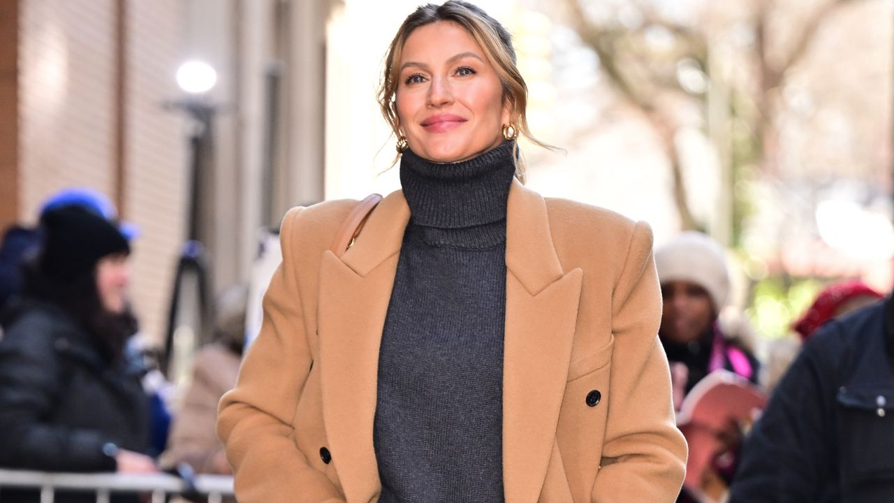 Gisele Bündchen is bringing back the denim midi skirt