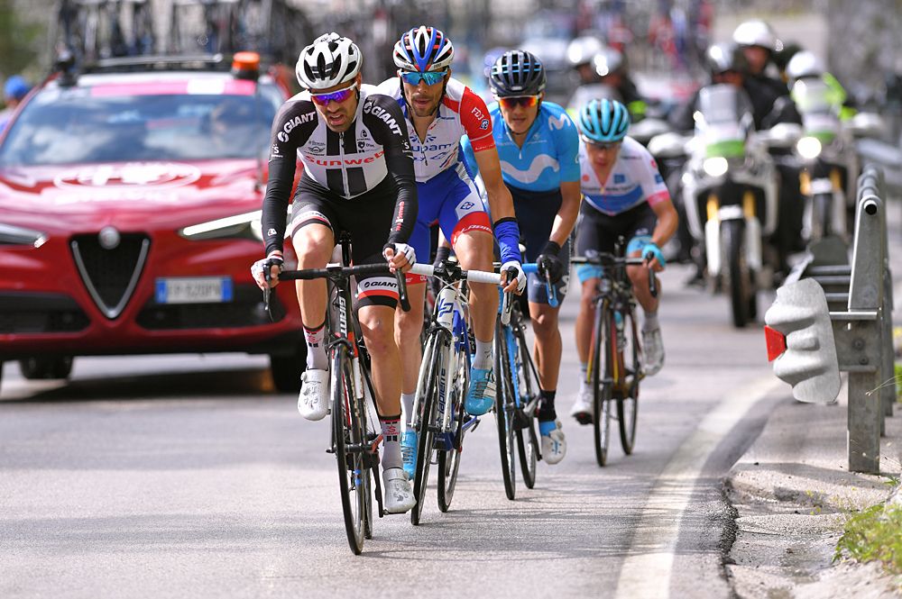 Tom Dumoulin (Sunweb) leads the chase at stage 15 at the Giro d'Italia