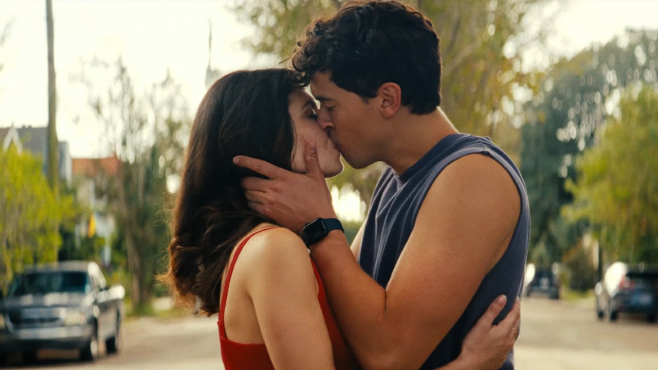 Alex and Poppy kissing.