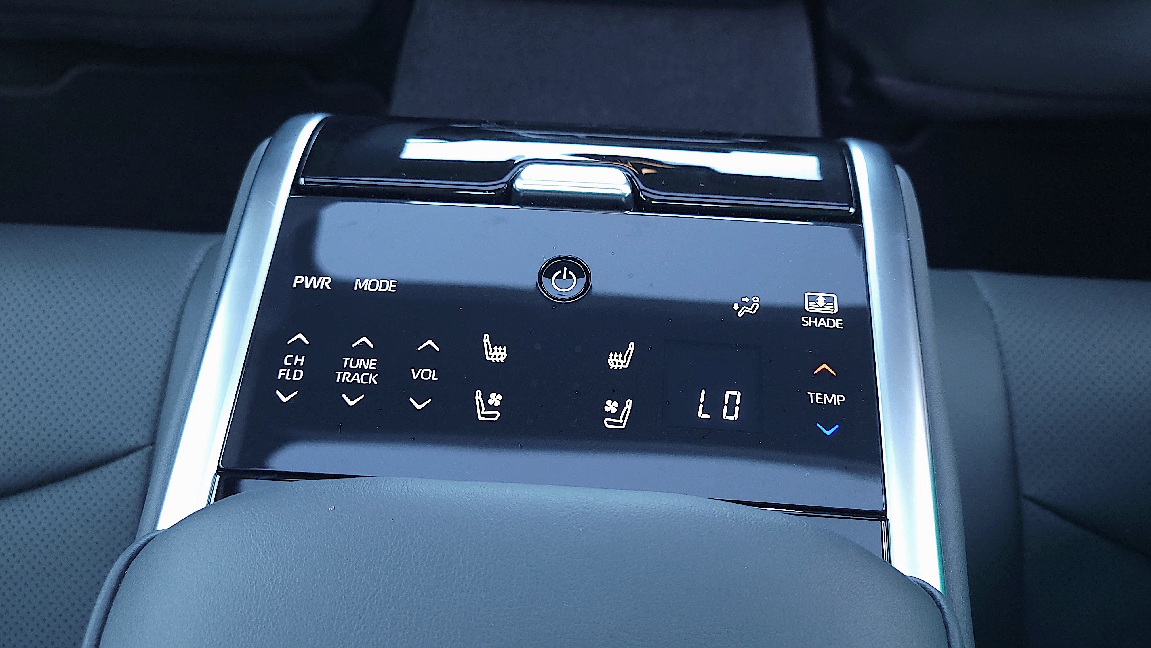 Climate control panel for rear passengers in the Toyota Mirai (2021)