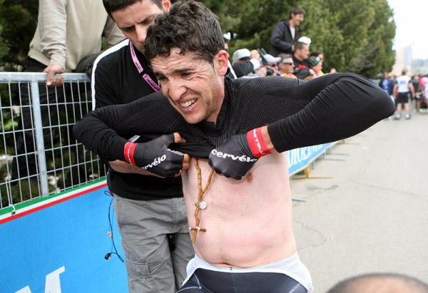 Carlos Sastre changes into dry clothes after finishing at Alpe di Siusi.