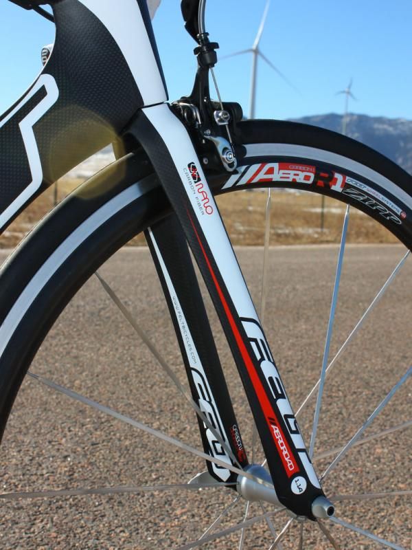 The matching Felt 11a fork features aero leg profiles and a crown that blends well with the trailing down tube