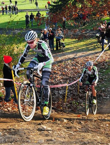 Jamey Driscoll (Cannondale-Cyclocrossworld) leads teammate Jeremy Powers at the 2009 Cycle-Smart International.