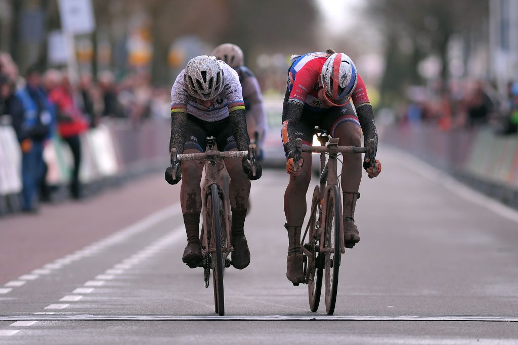 Marta Bastianelli and Chantal Blaak divefor the line