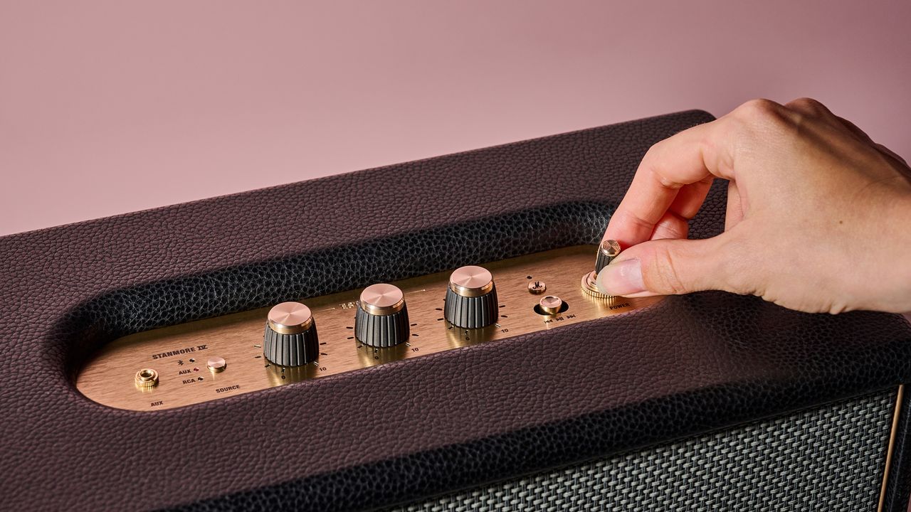 Person turning control knob on the Marshall Stanmore IV