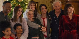 Happiest Season Kristen Stewart and Mackenzie Davis, at the center of the family on Christmas morning