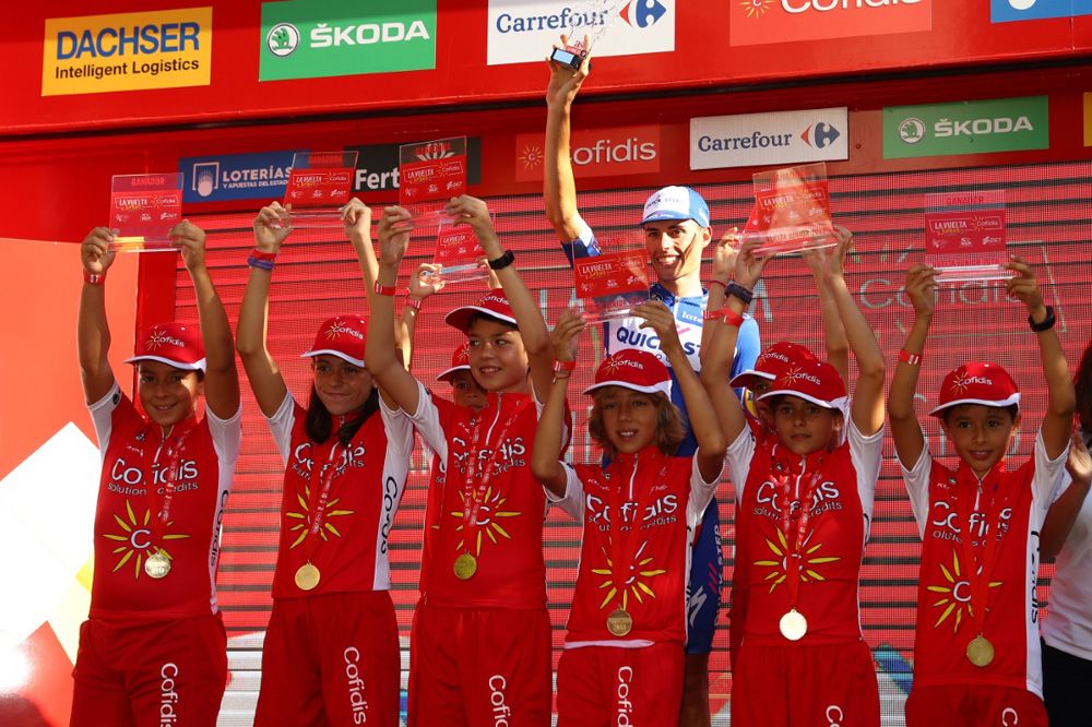 Enric Mas on the podium with some young cycling fans