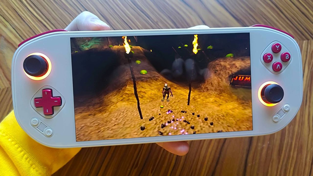 Mangmi Pocket Max with Oddworld: Munch's Odyssey gameplay on screen featuring Abe.