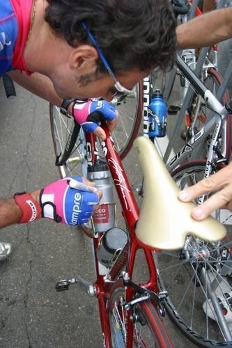 Gilberto Simoni (Lampre-Caffita) signs a fan's bike before today's stage