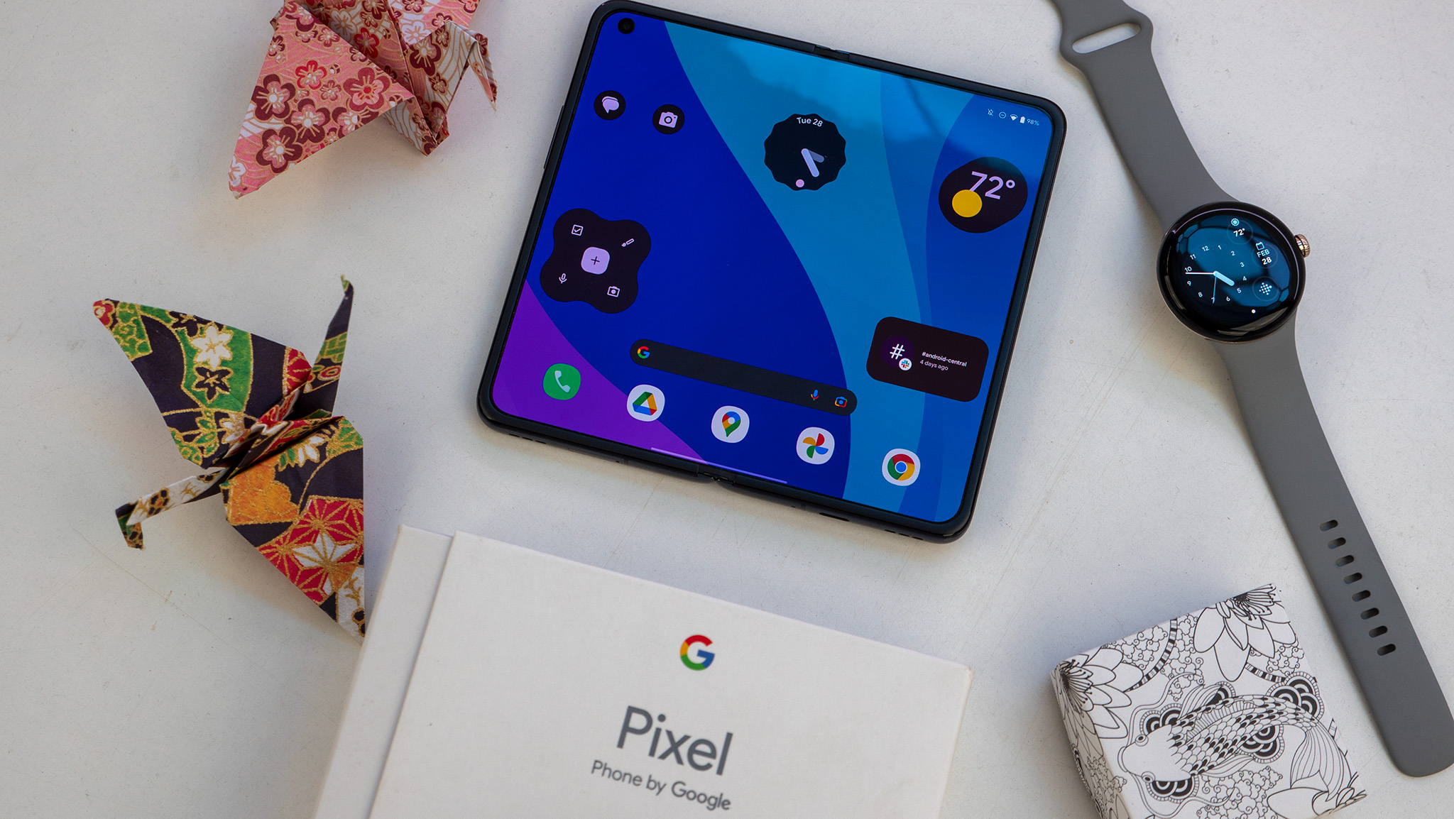 Uma maquete do Google Pixel Fold usando um OPPO Find N