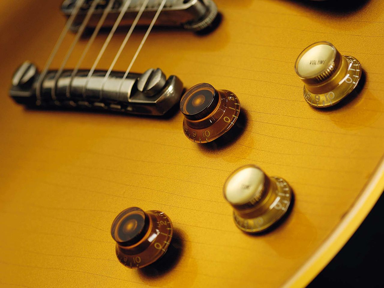 Gold knobs for the bridge controls and amber for the neck
