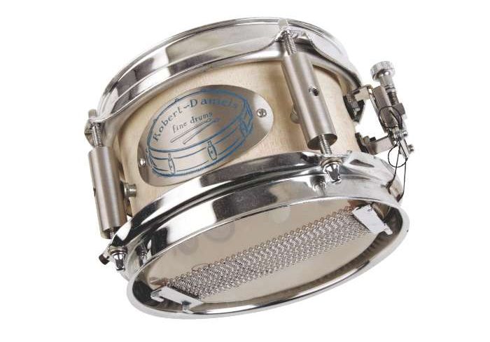 The sound of the 6" snare is dry, but still resonant - good for drum&acute;n&acute;bass beats