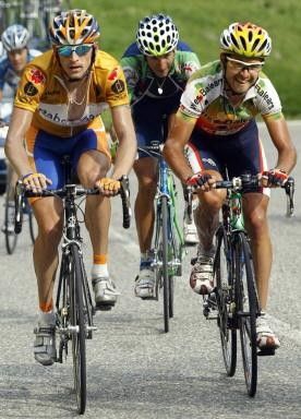 Menchov (l) and Mancebo (r) duel it out on the final climb of the day