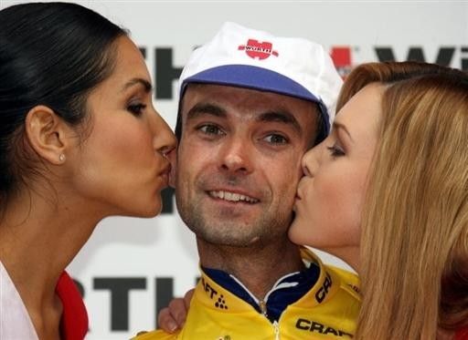 Angel Vicioso (W&uuml;rth) gets the obligatory smooches from the obligatory glamours.