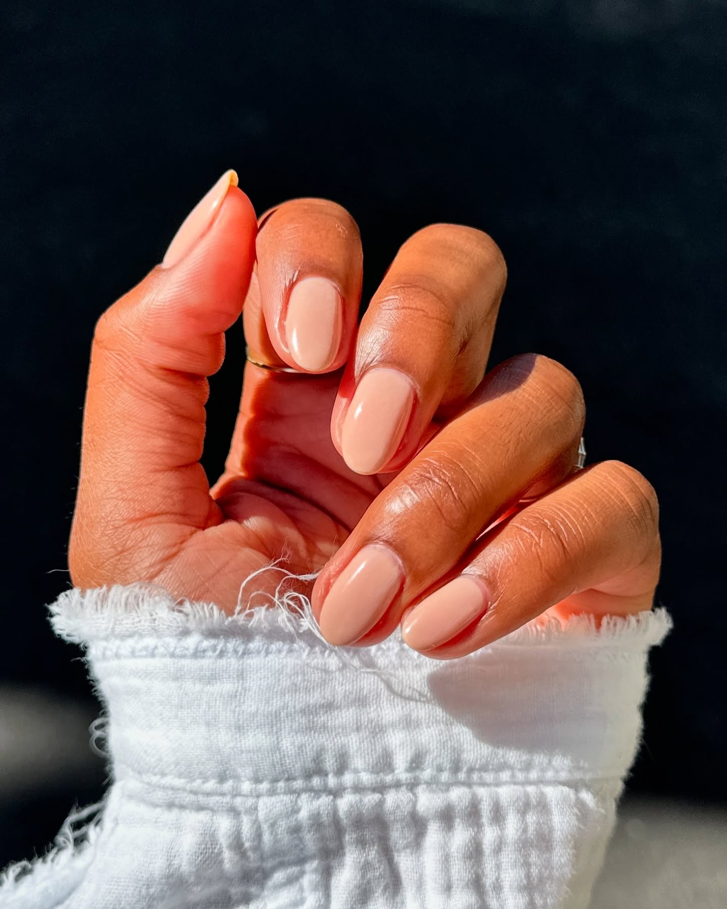 @lolo.nailedit soft peach short almond nails