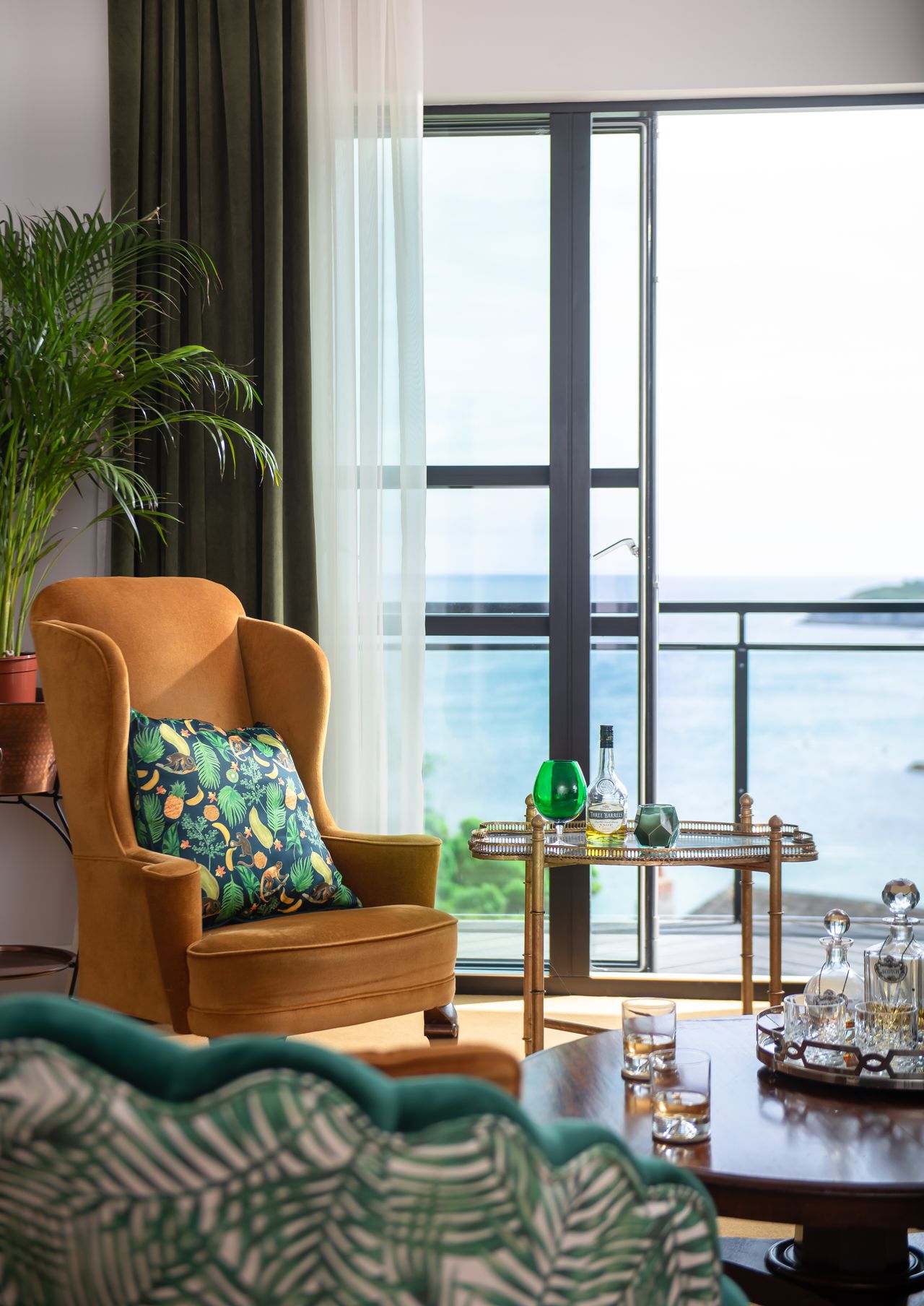 An Art Deco seaside home that expertly blends 1920s glamor with cozy