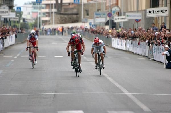 Alessandro Ballan (BMC) and Carlos Betancur (Acqua &amp; Sapone) sprint to the finish line.