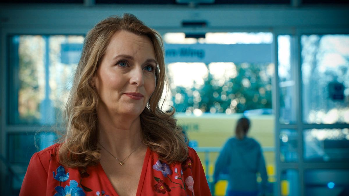 Debra Stephenson plays Jeni Sinclair in Holby City