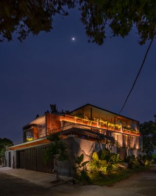 STO.M.P's Western Valley House at night